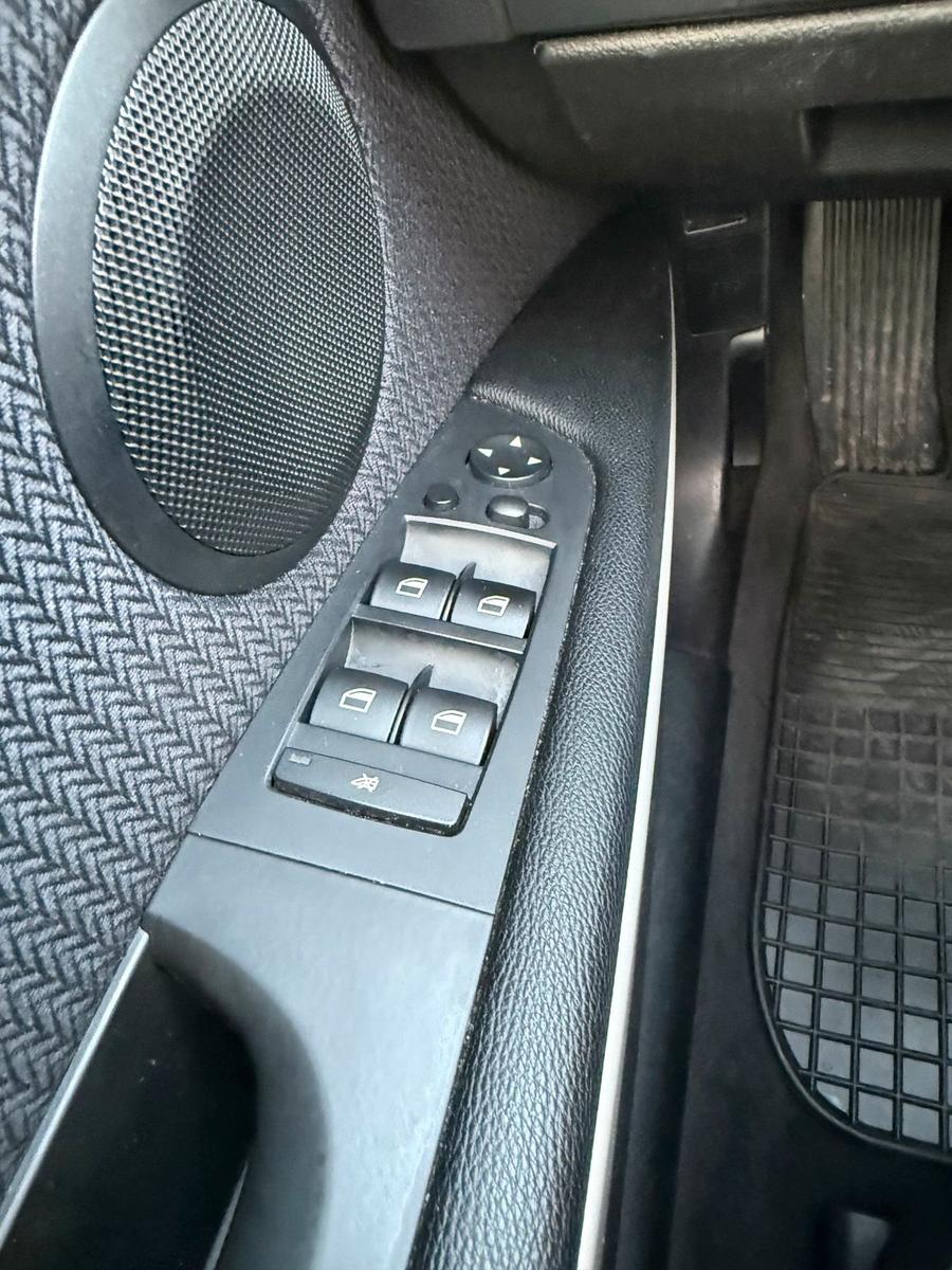 BMW 318 2011 — photo 7