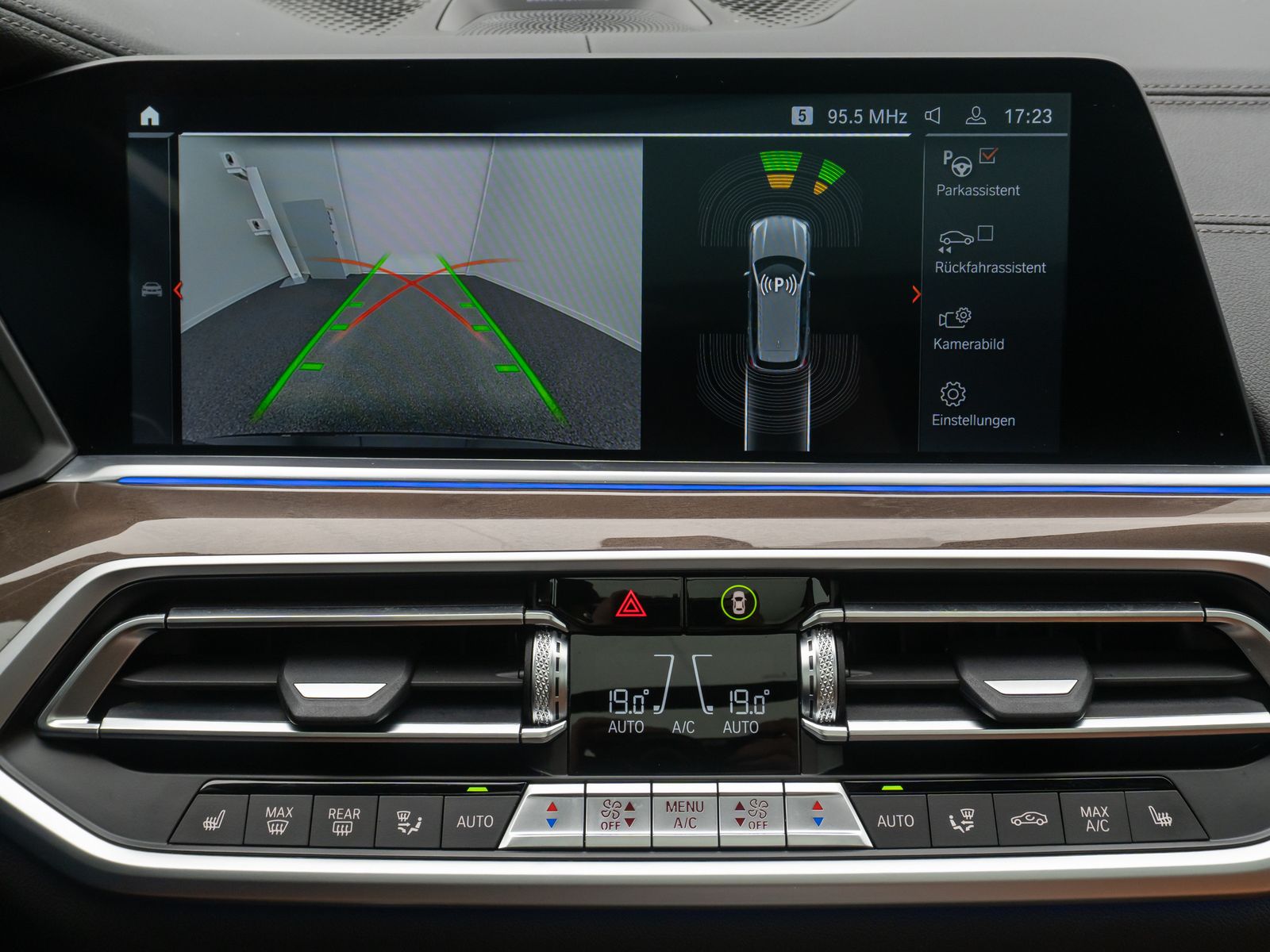 Fahrzeugabbildung BMW X5 xD30d M Sport B&W HUD DAB Panorama 22Zoll