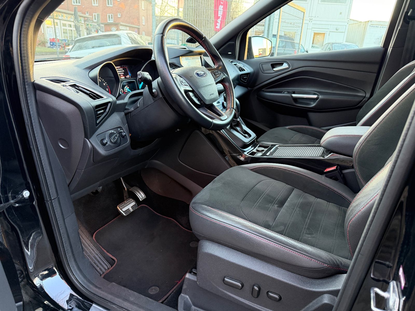 Fahrzeugabbildung Ford Kuga ST-Line ALLRAD*PANO*ALCANTARA*AHK*