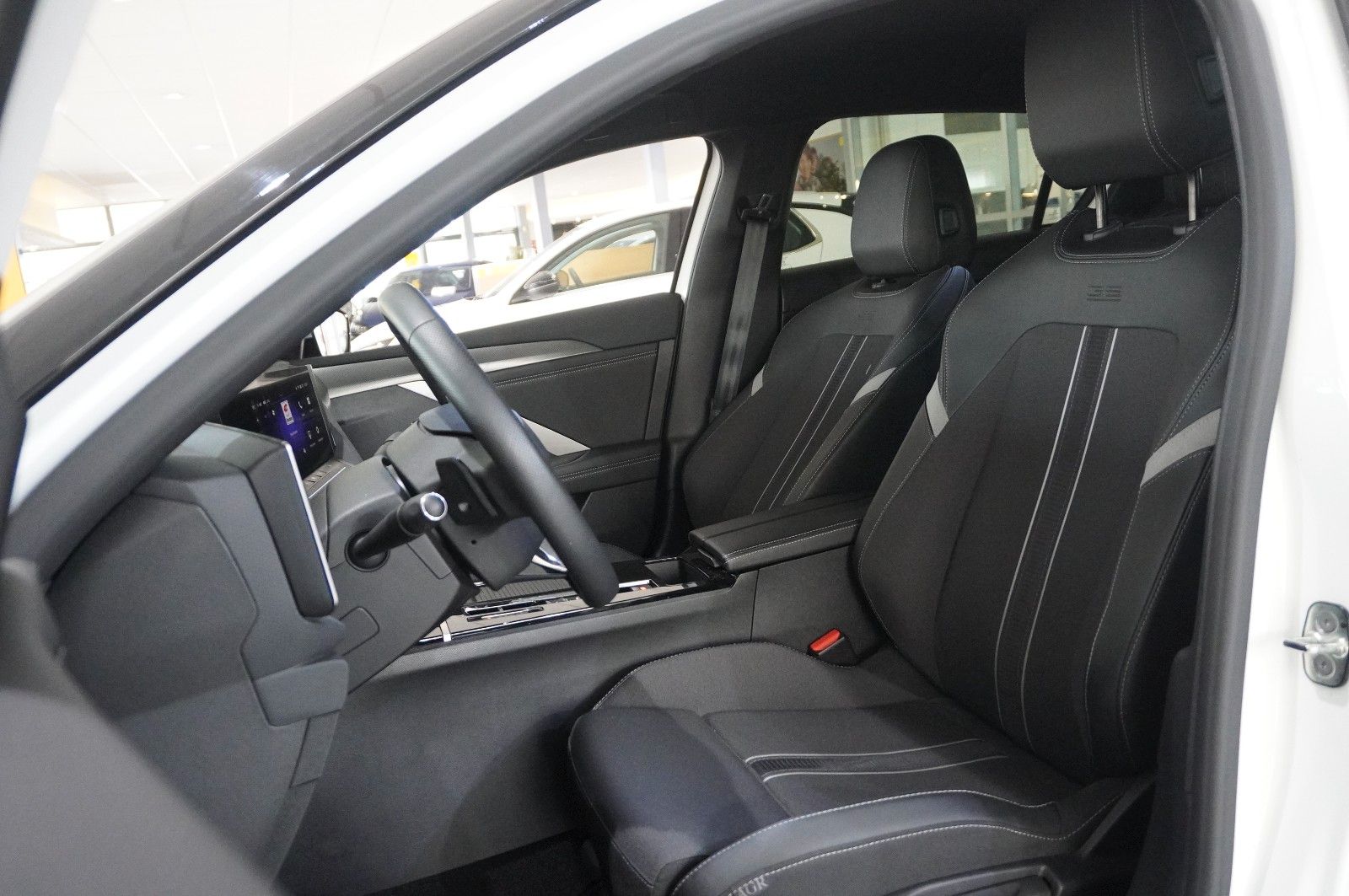 Fahrzeugabbildung Opel Astra L Lim. 1.2T GS LINE NAVI/LED/360°/SH/VIRT.