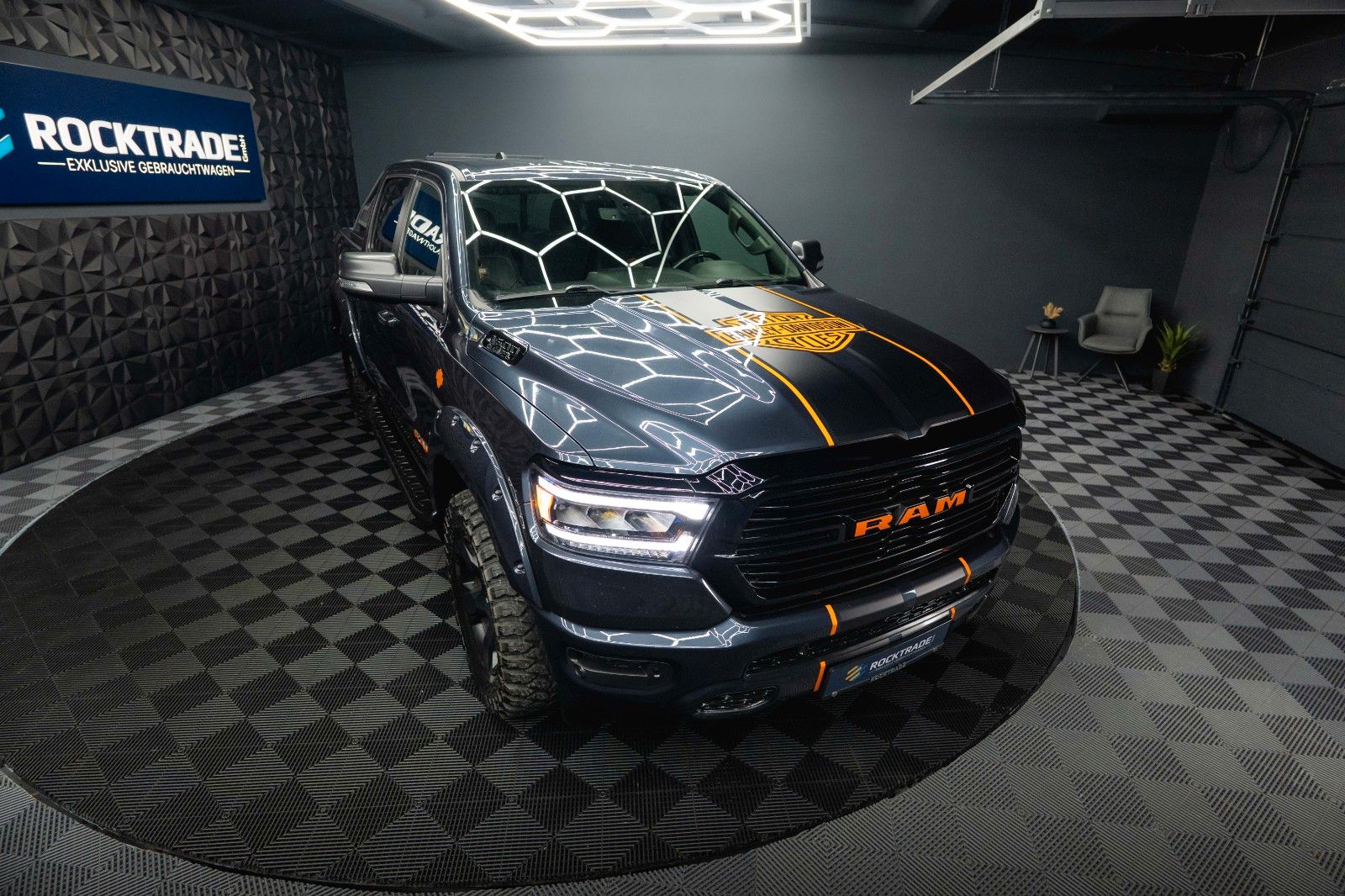 Fahrzeugabbildung Dodge RAM 5.7 V8 HEMI 4x4 OFFROAD Night HarleyDavidson