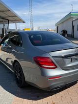Mercedes-Benz E 400 d 4MATIC AMG-Line - Mercedes-Benz E 400 mit Diesel-Antrieb: Grau, Limousine