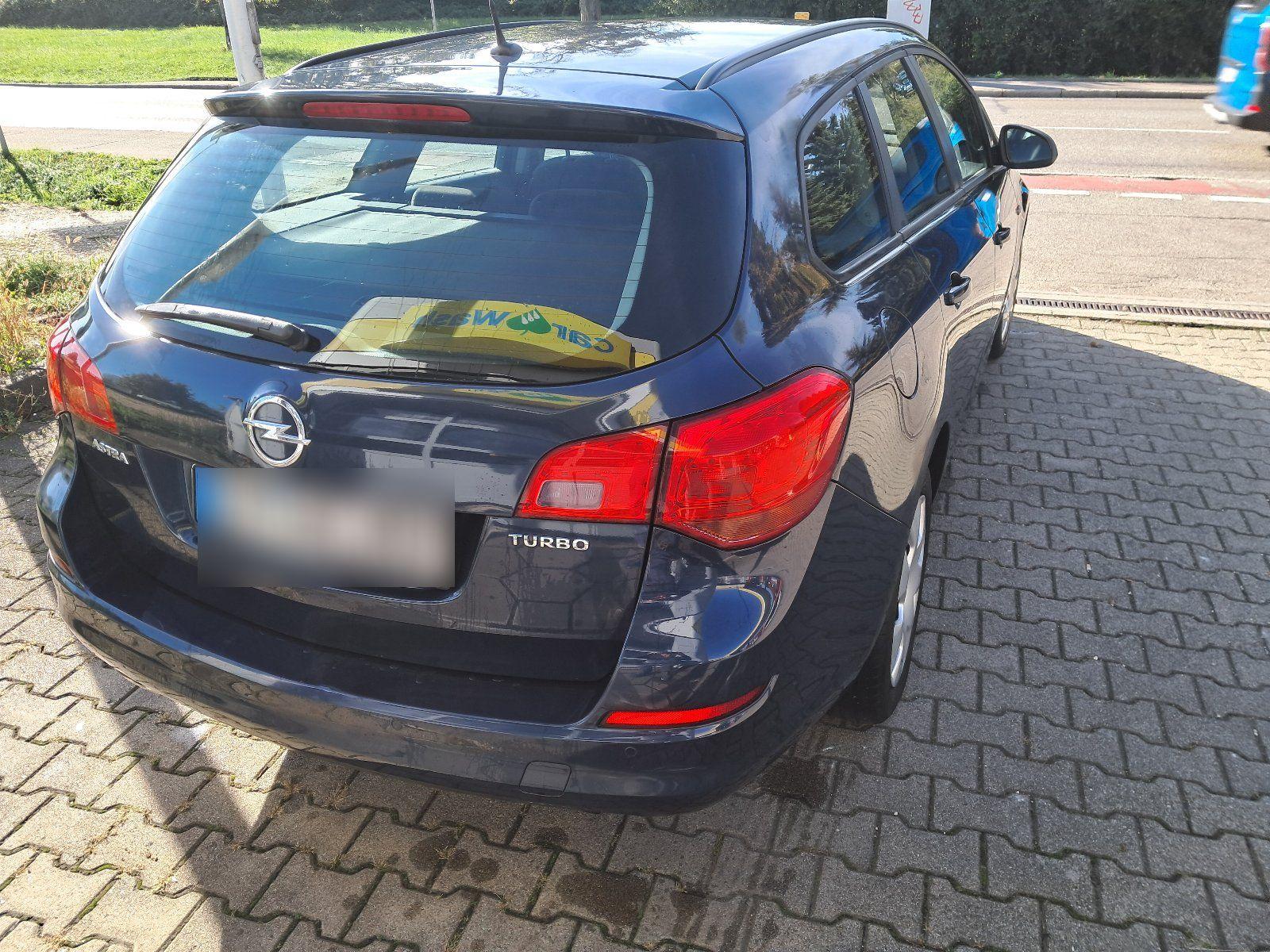 Opel Astra 2012 — rear view