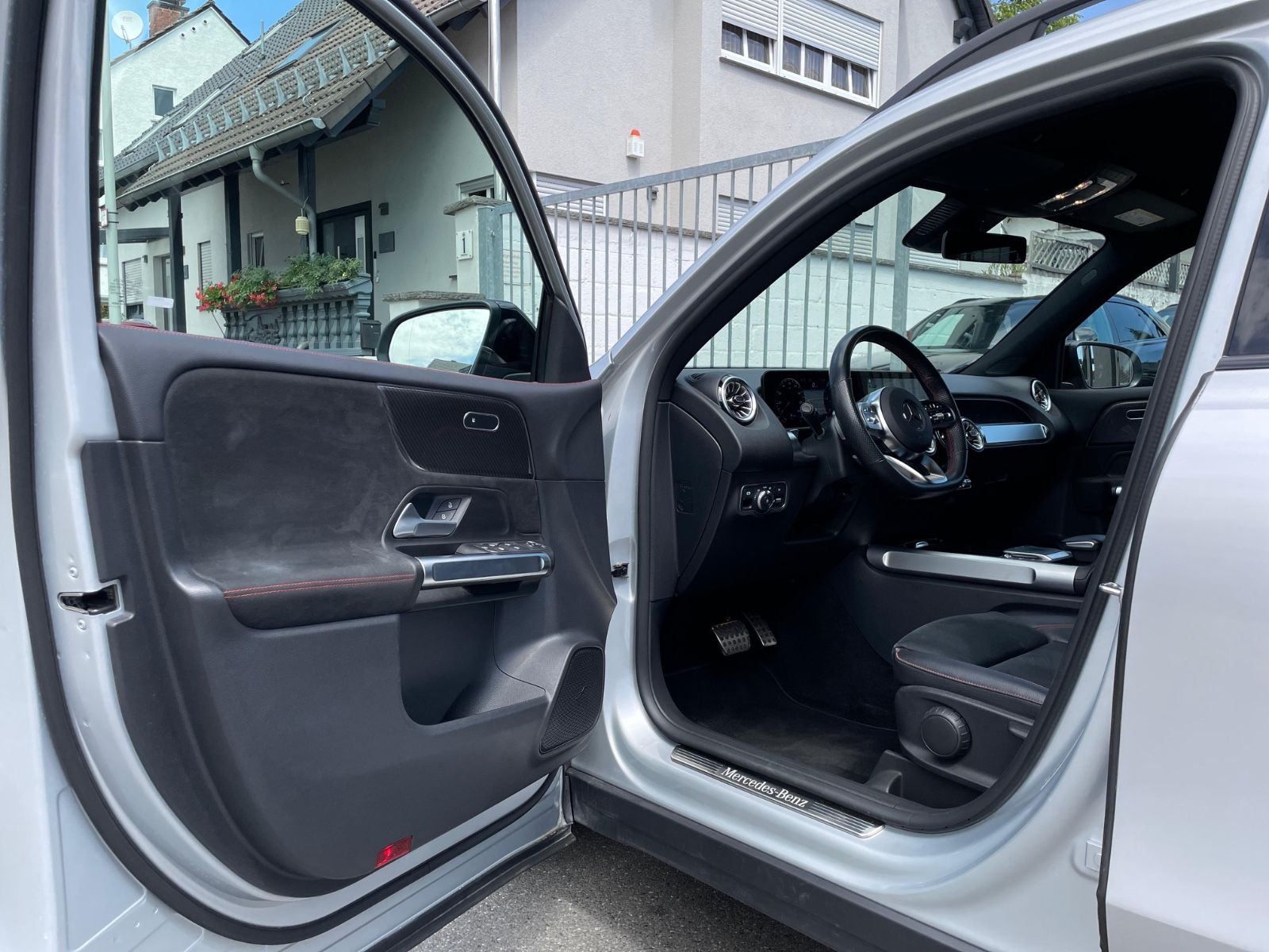 Fahrzeugabbildung Mercedes-Benz GLB 220 d |AMG|MBUX|Distr|Multibeam|AHK|Kamera
