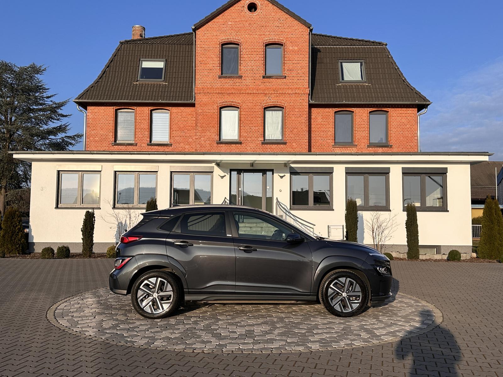 Hyundai Kona Elektro Trend LED ACC NAV CAM WÄMPU W-GARAN