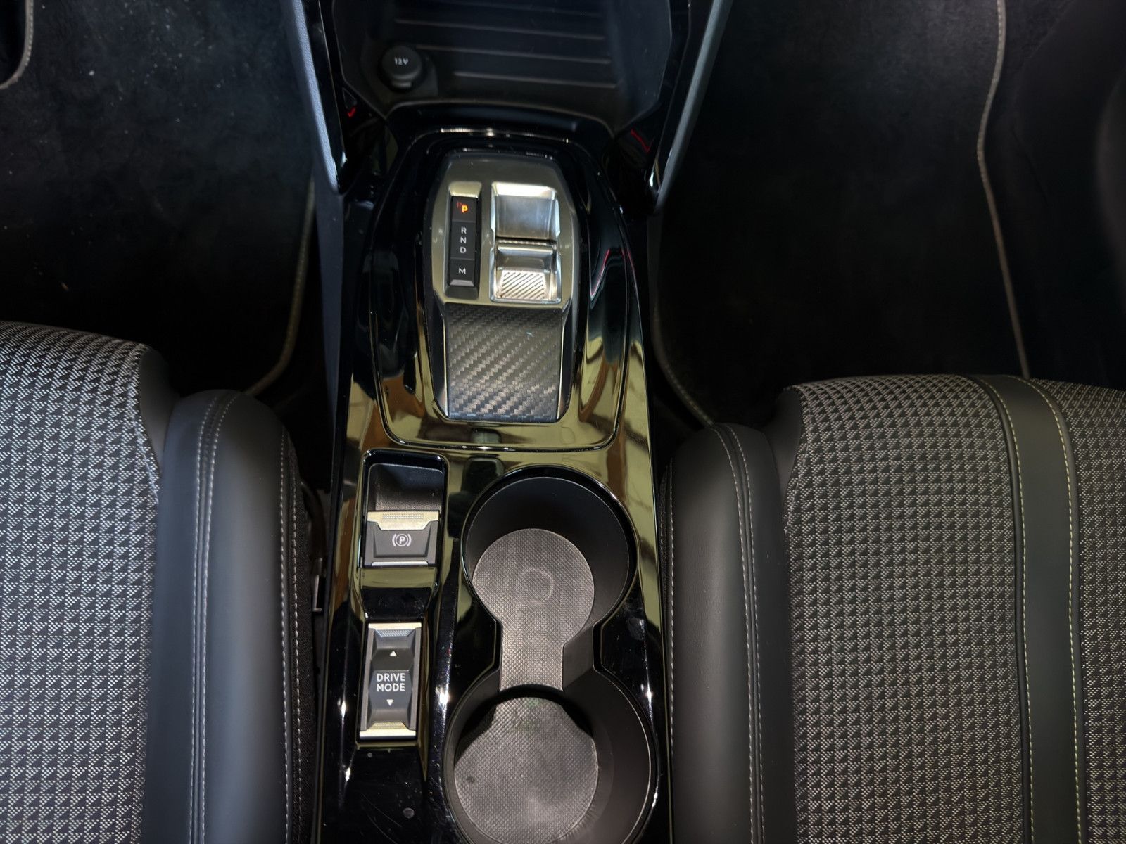 Fahrzeugabbildung Peugeot 208 GT Navi*Shzg*LED*Ambiente*Pano