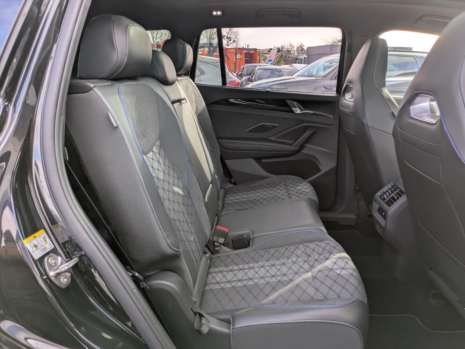 Fahrzeugabbildung Volkswagen Tayron 2.0 TDI 4M R-Line 7Si*MATRIX*AHK*PANO*HUD