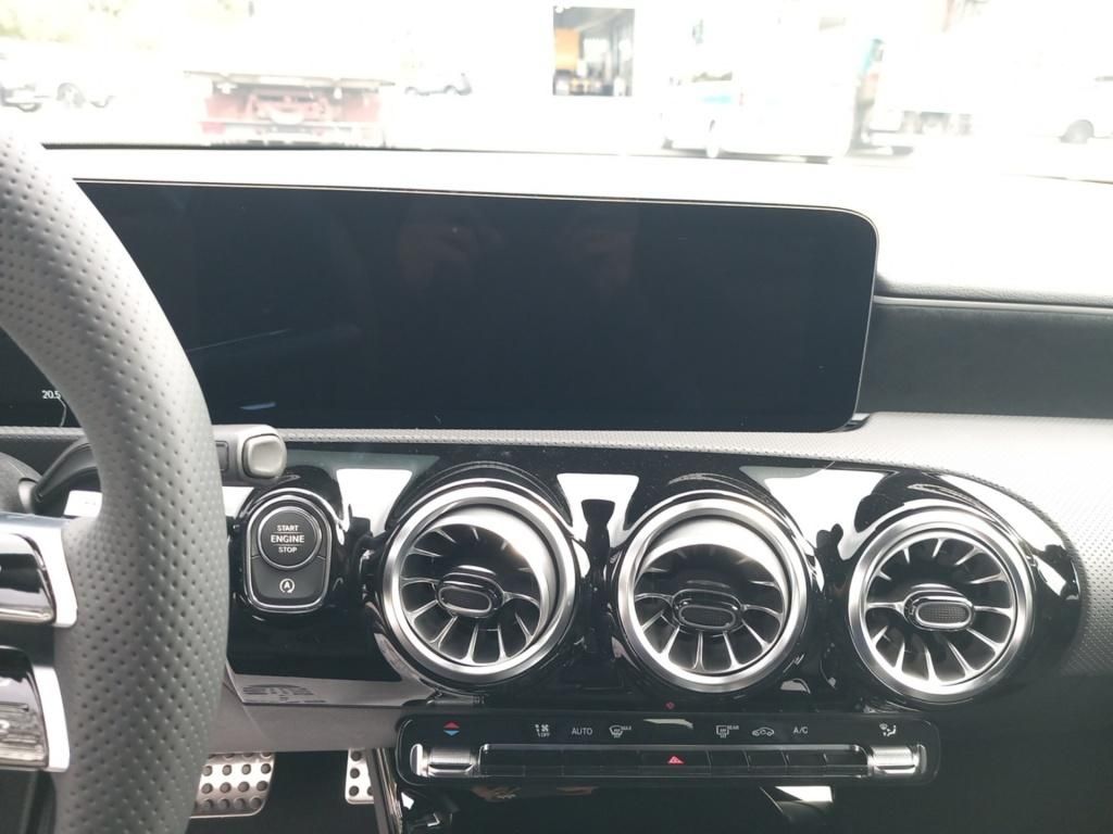 Fahrzeugabbildung Mercedes-Benz A 200 Kompaktlimousine *Navi*SpurW*PDC*SpurH*LED