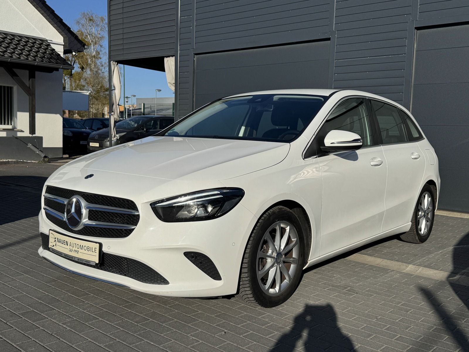 MERCEDES-BENZ B 180 Automatik +Navi+LED+AHK+PDC+T.Leder