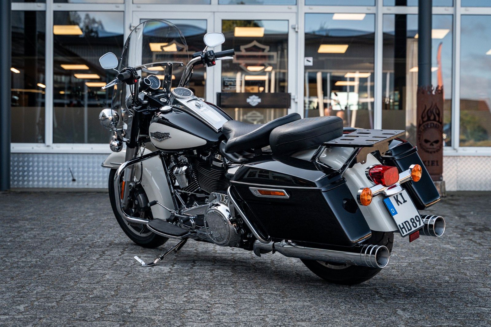 Fahrzeugabbildung Harley-Davidson ROAD KING POLICE FLHP TOURING - JEKILL&HYDE
