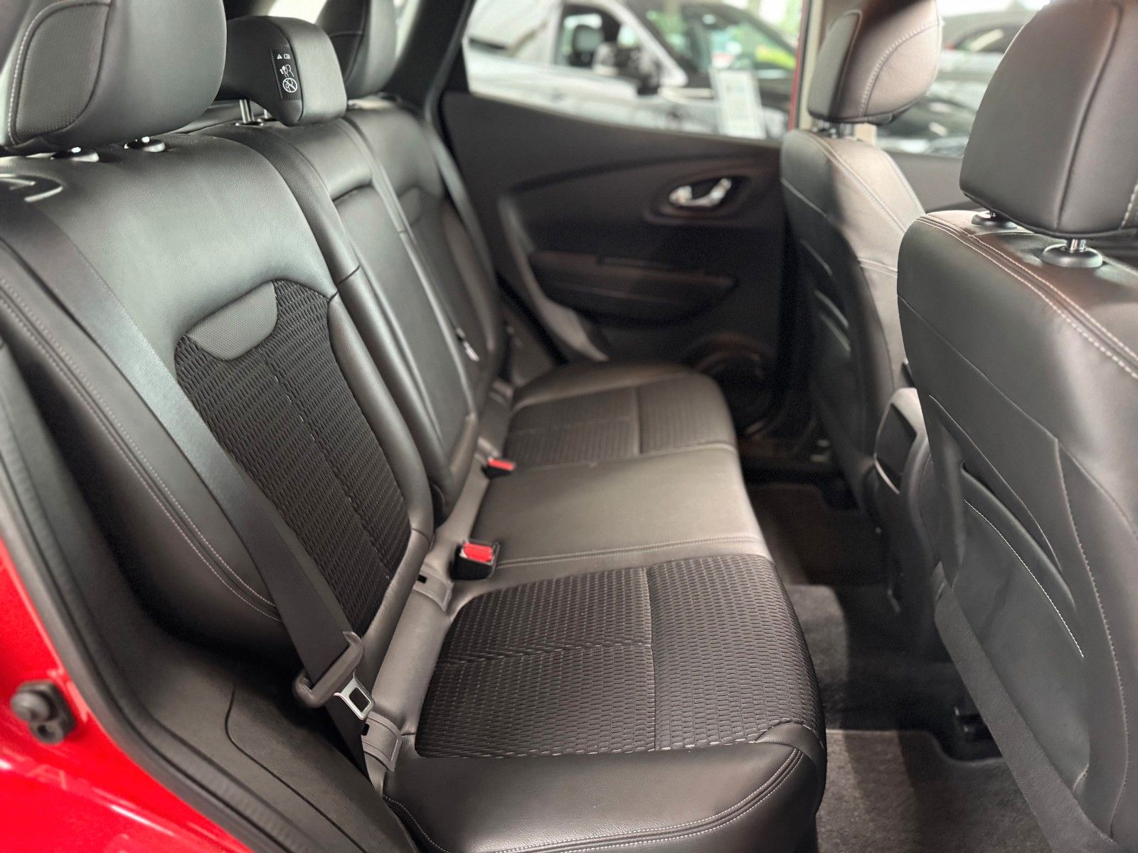 Fahrzeugabbildung Renault Kadjar 1.3 TCe 140 Limited "AHK Kamera DeLuxe"