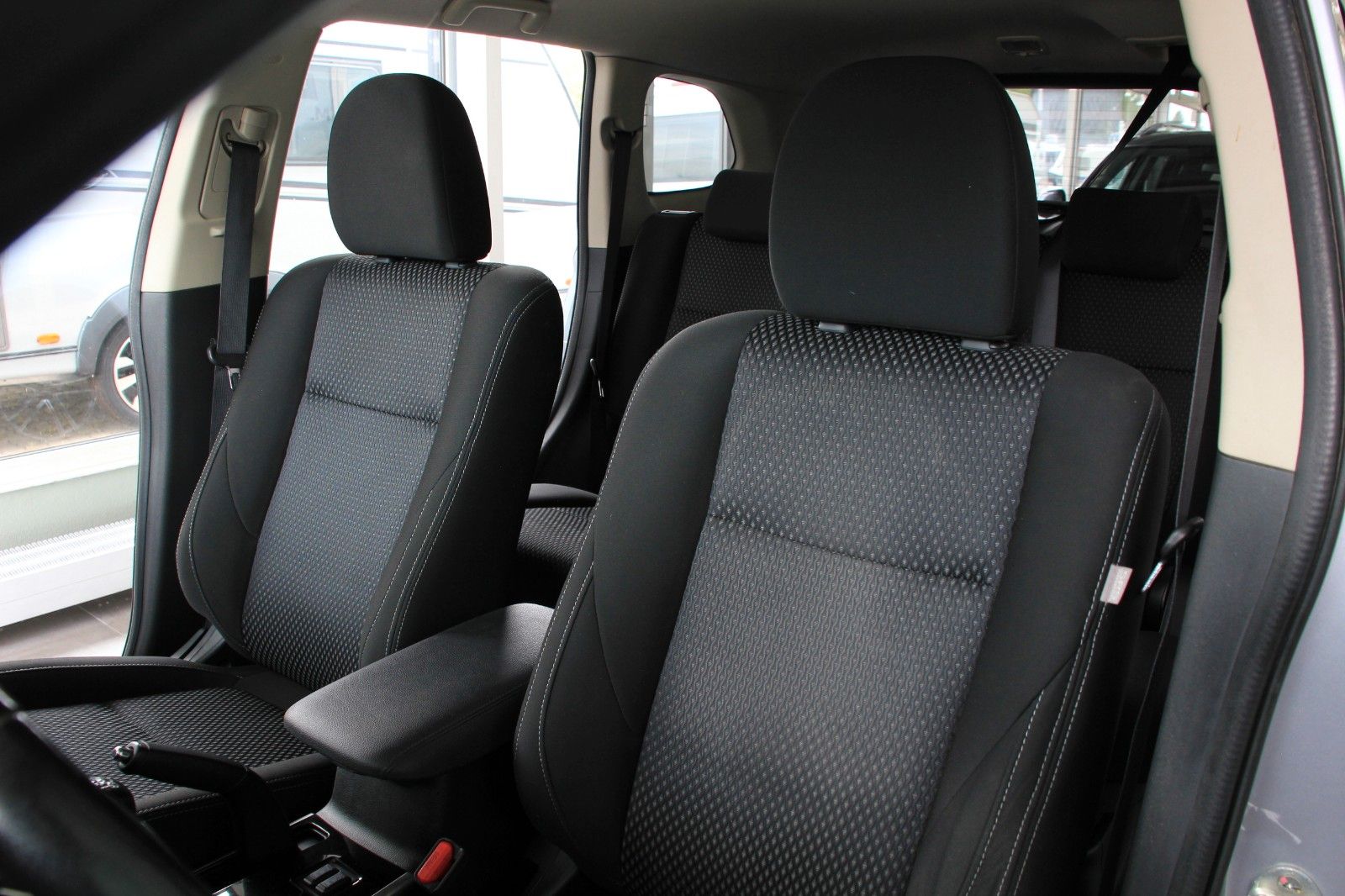 Fahrzeugabbildung Mitsubishi Outlander Edition 100 2WD