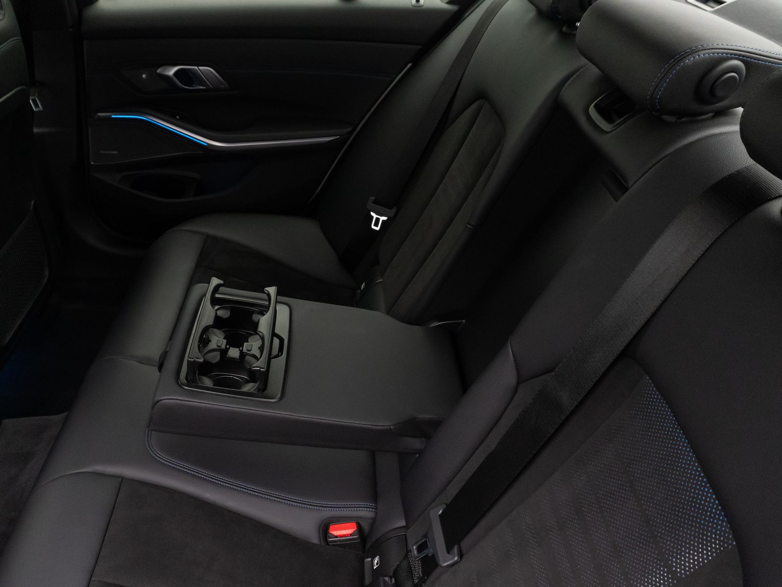 Fahrzeugabbildung BMW 320e M Sport Kamer Laser HUD DAB H/K Komfort 19"