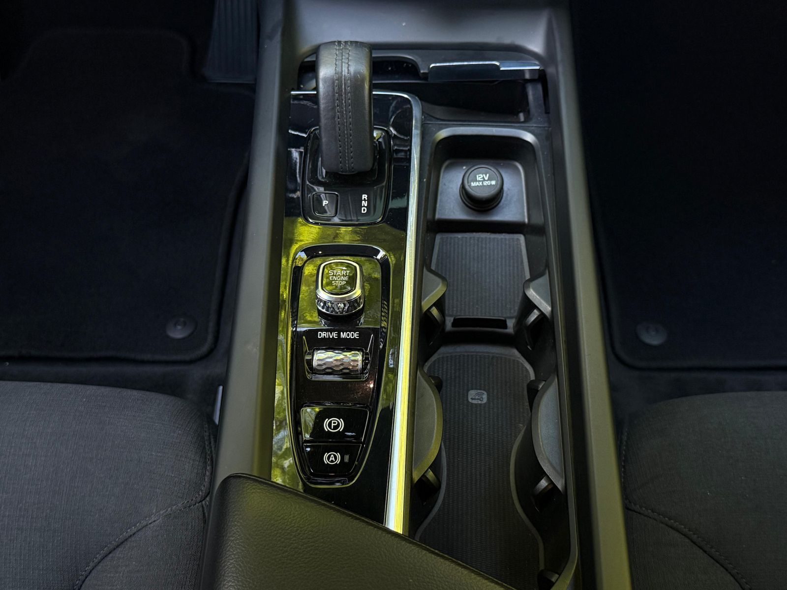 Fahrzeugabbildung Volvo XC60 Momentum Pro 2WD LED+NAVI+AHK+KAM+PARK+DAB+