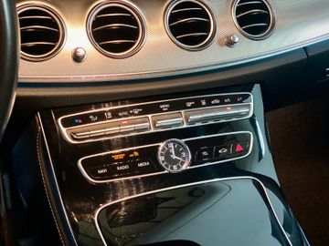 Fahrzeugabbildung Mercedes-Benz E 300de*T-Modell*Avantgarde*WIDESCREEN*AMBILIGHT