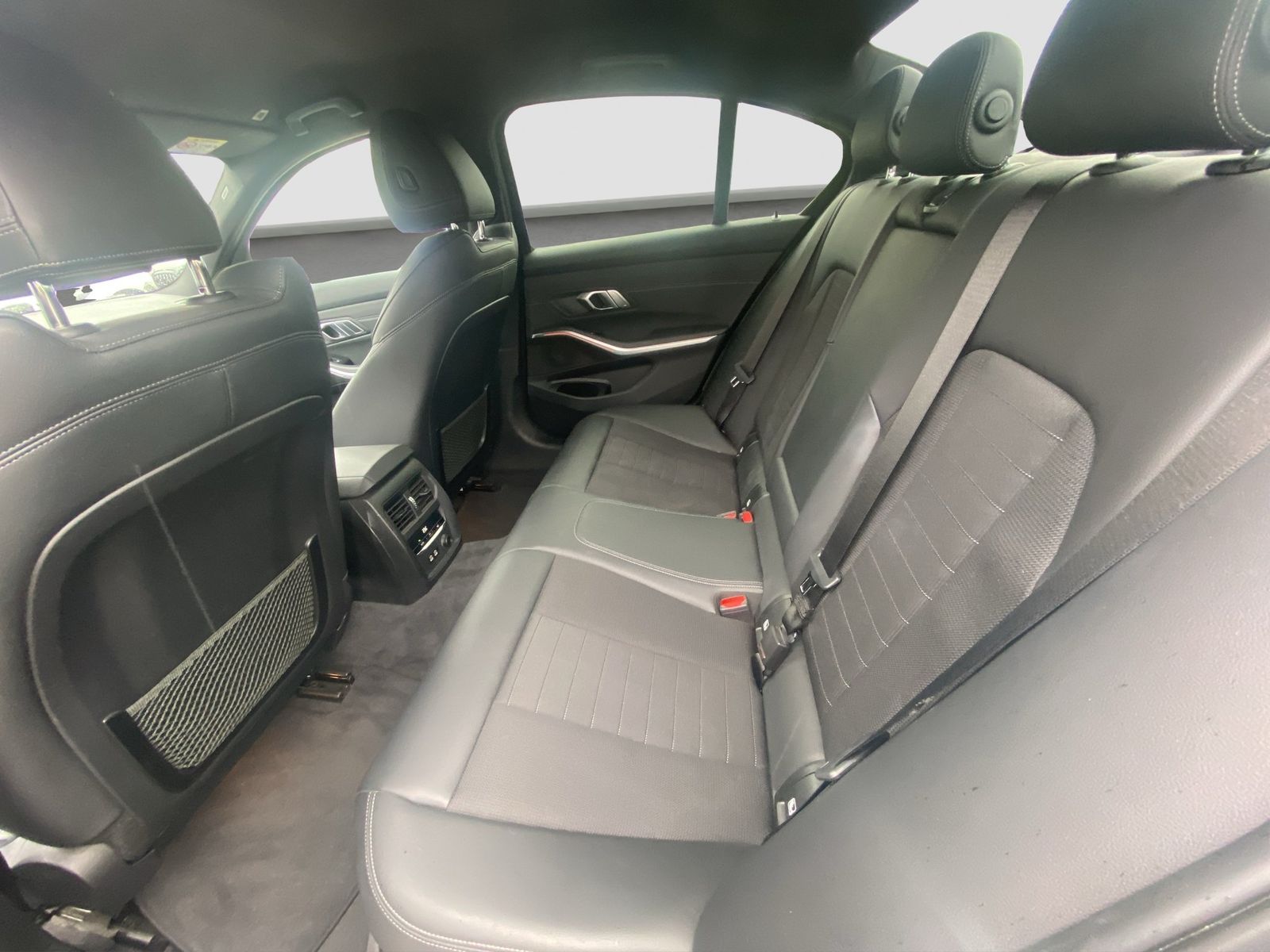 BMW 320d Limousine Sport Line LED DrvAss AHK HUD RFK foto 17