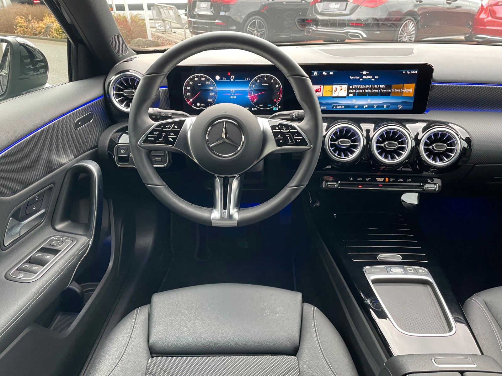 Fahrzeugabbildung Mercedes-Benz A 180 Progressive Night+AHK+R-Kamera+Ambiente