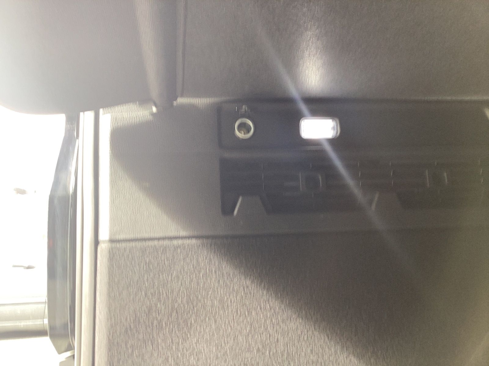 Fahrzeugabbildung Volkswagen Caddy Kombi TSI 5-Sitze DSG NAVI RÜCK MFL