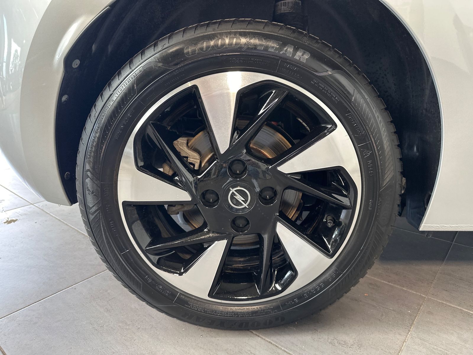 Fahrzeugabbildung Opel Corsa e Elegance NAV+LED+VCOCK+CARPLAY+PP+16ZOLL