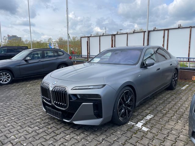 BMW M760e xDrive MSport PRO Cinema Lounge B&W SKY