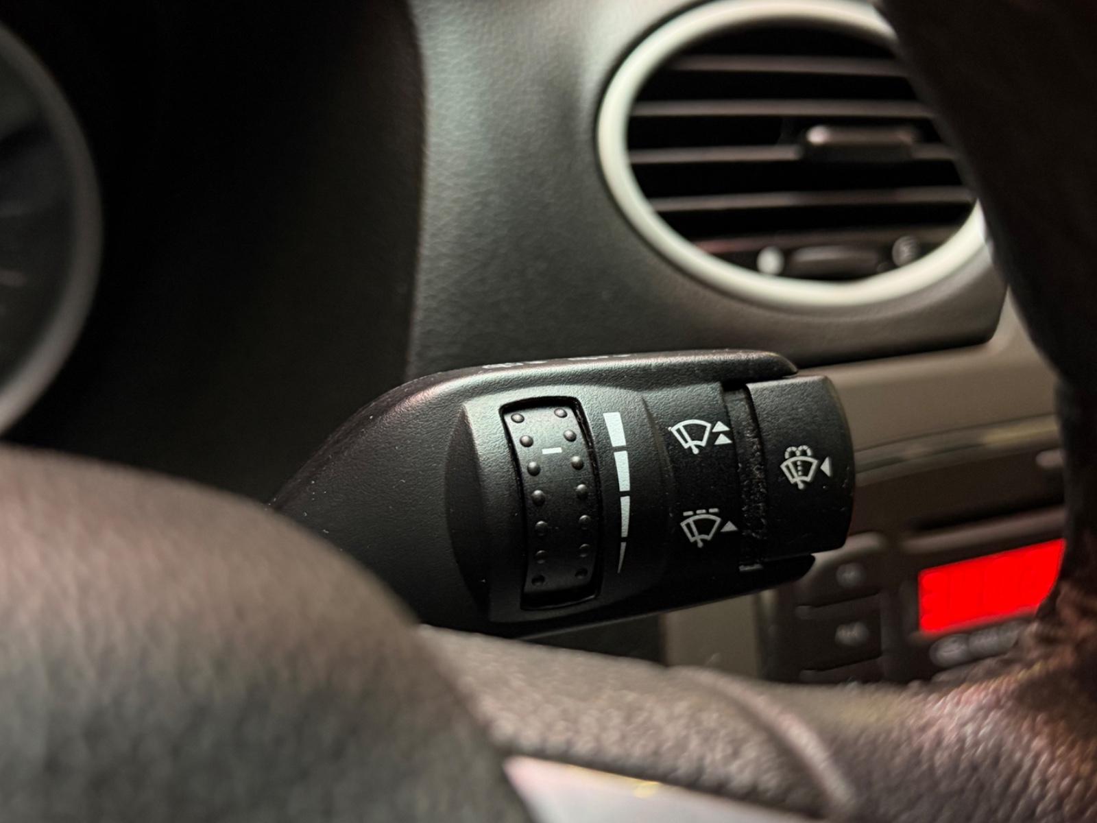 Ford Focus 2010 — photo 21