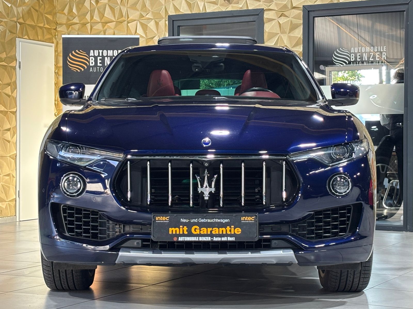 Fahrzeugabbildung Maserati Levante/EXCLUSIVE/RED/360'KAM/PANO/HARMAN-KARDON