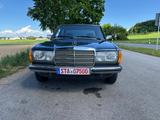 Mercedes-Benz 200 - blaue Mercedes-Benz 200