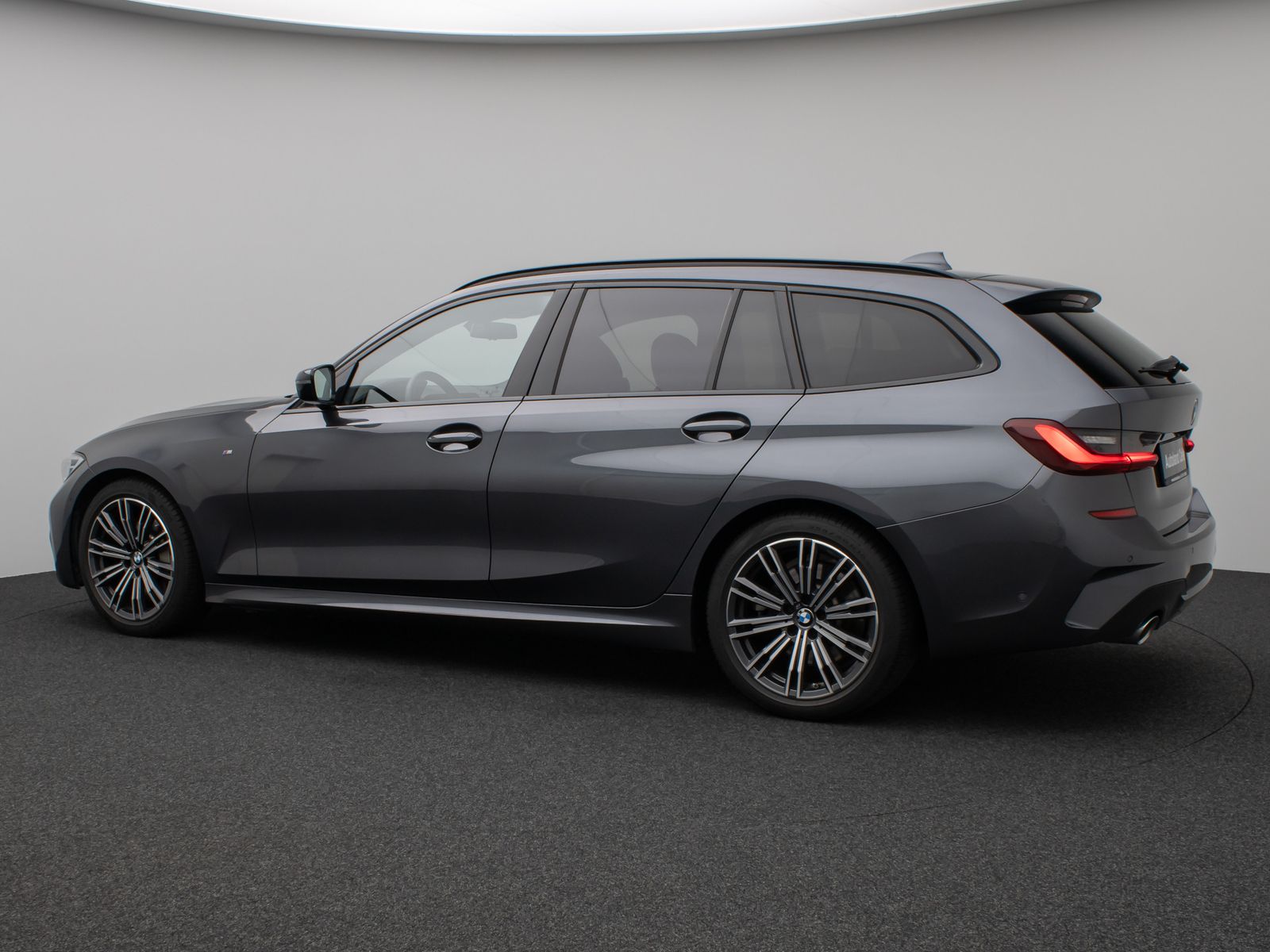 Fahrzeugabbildung BMW 330i M Sport Panorama Kamera DAB HiFi Komfort