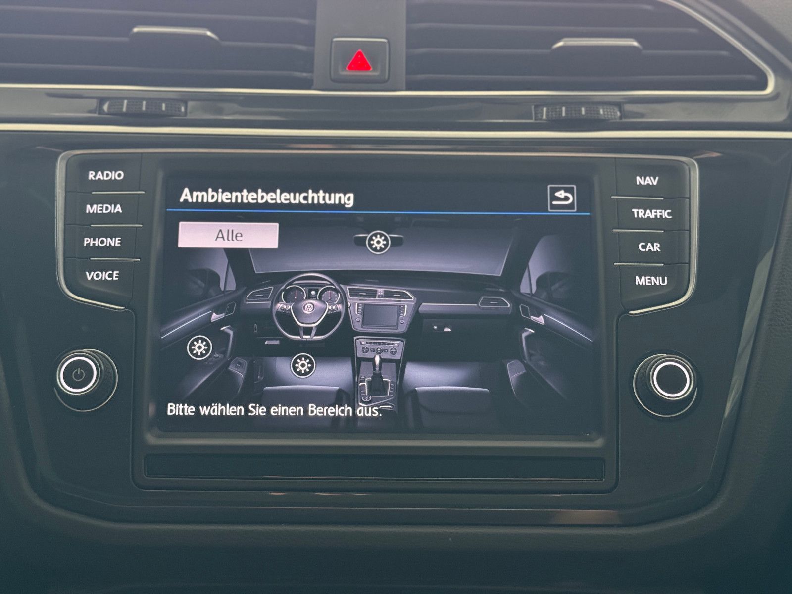 Fahrzeugabbildung Volkswagen Tiguan DSG 4MO 3X R-LINE PANO MEMORY BLACK STYLE
