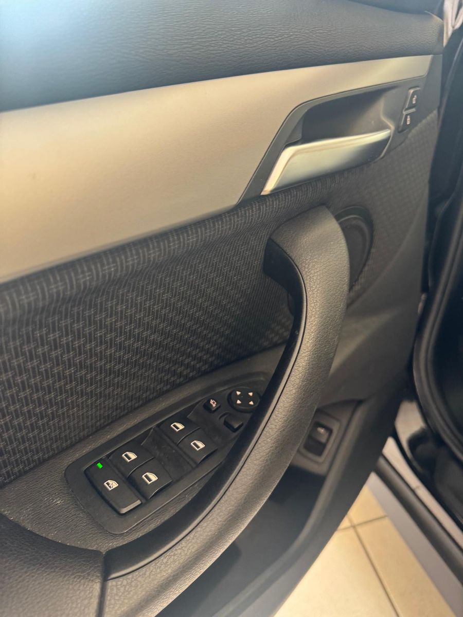 Fahrzeugabbildung BMW X1 Baureihe 18i / NAVI/ SCHECKHEFT / LED /