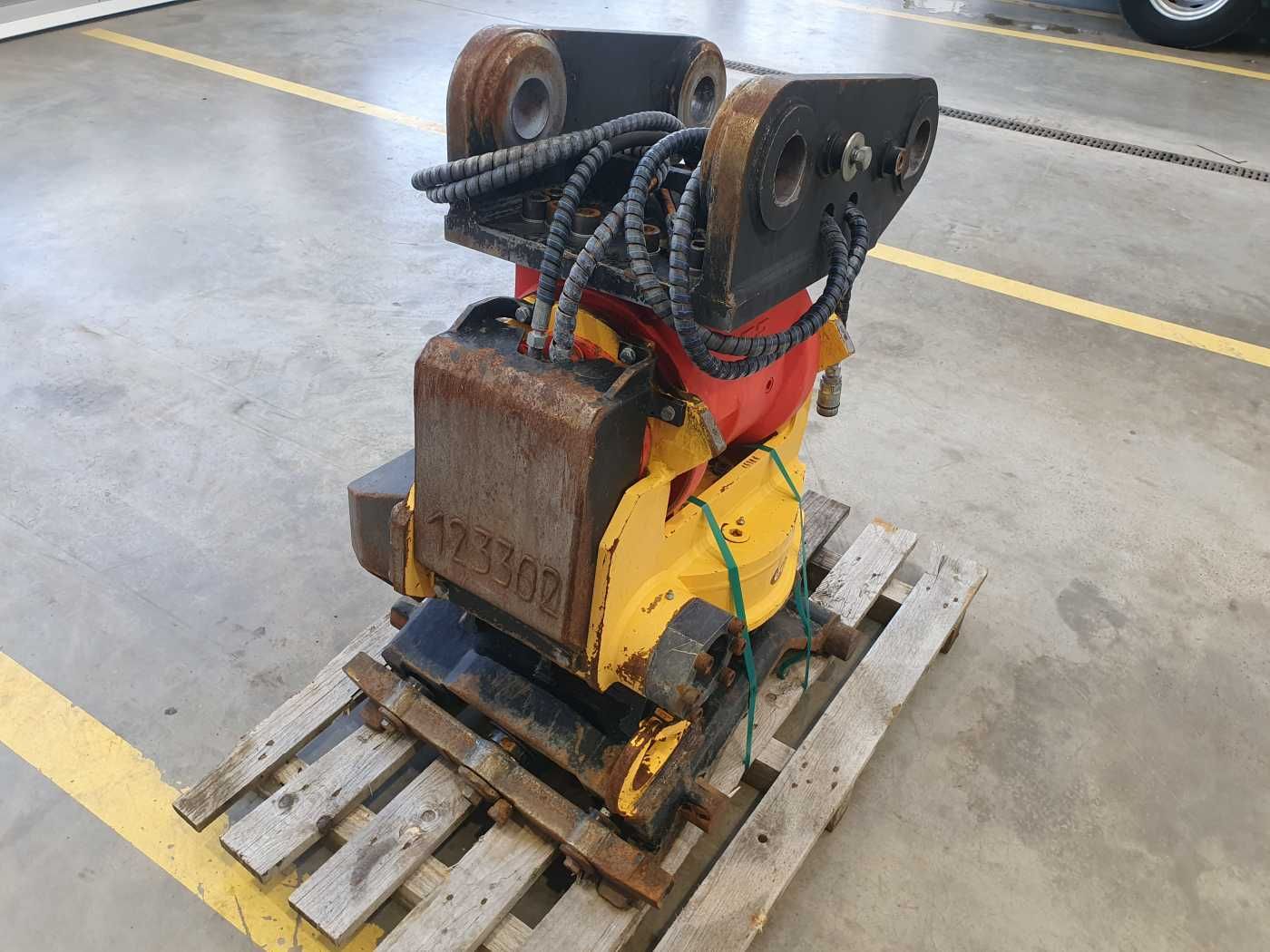 Fahrzeugabbildung Andere Rädlinger Schwenkrotator CAT M318 / CW 40 / 2016