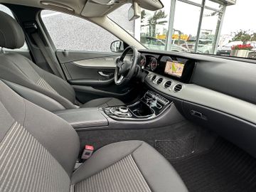 Fahrzeugabbildung Mercedes-Benz E 250 Limousine Avantgarde Pano