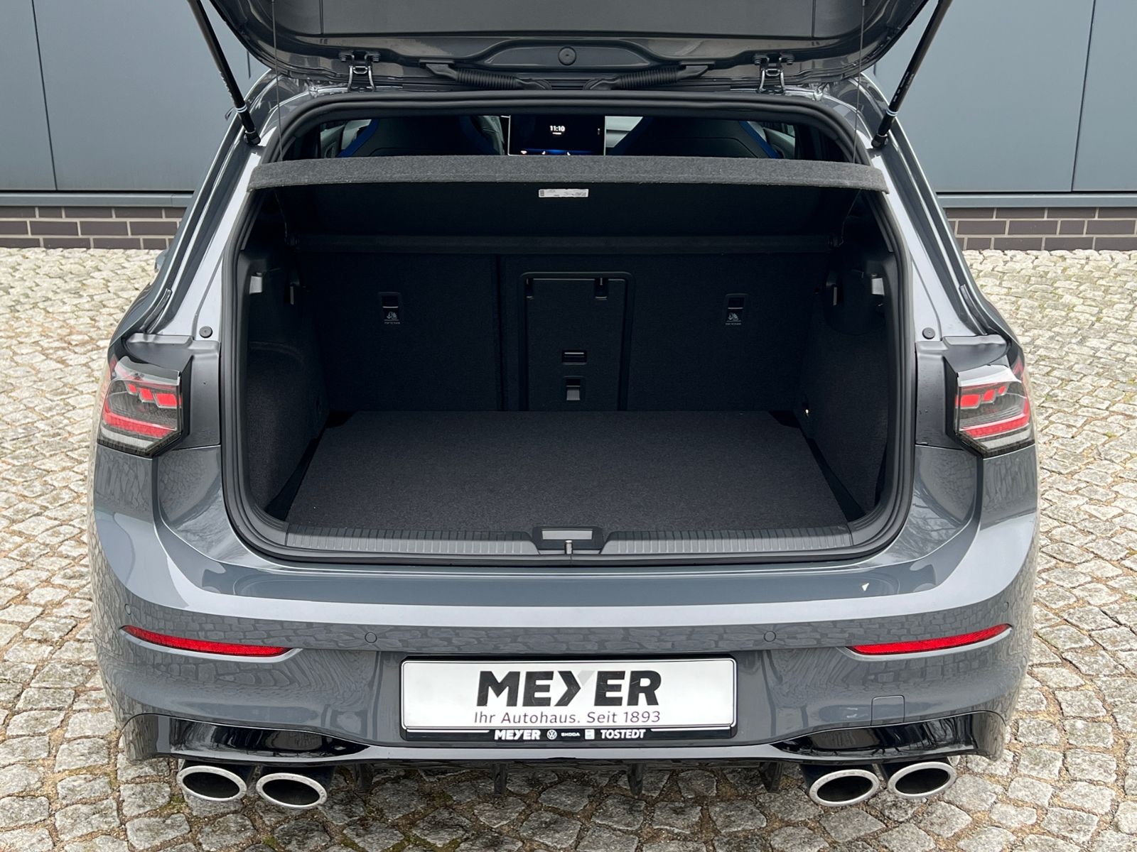 Fahrzeugabbildung Volkswagen Golf VIII R 2.0 TSI DSG 4MOTION *IQ.Light, Black