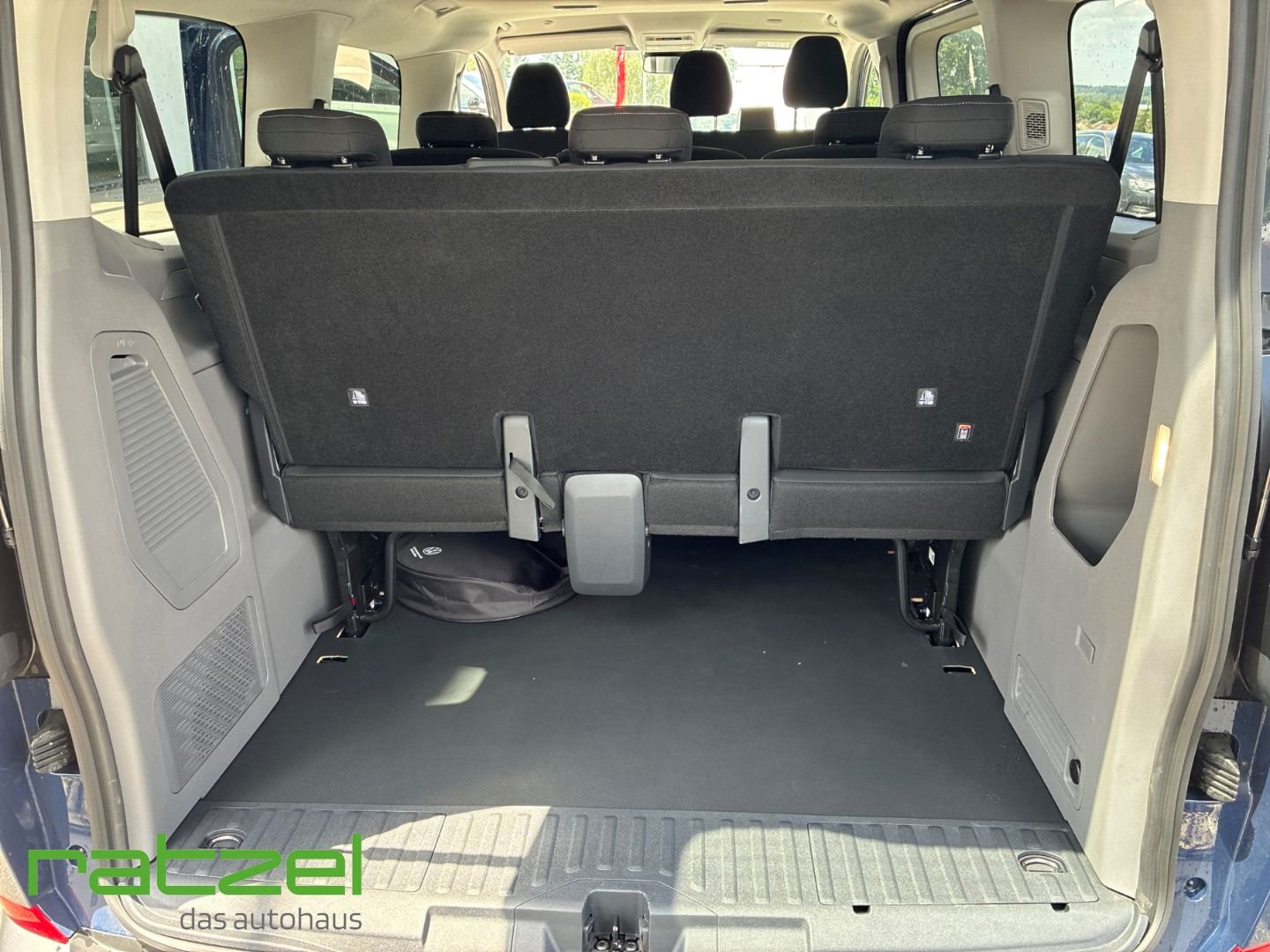 Fahrzeugabbildung Volkswagen T7 Caravelle BEV 100kW 9-Sitzer+Allwetter+ 64kWh