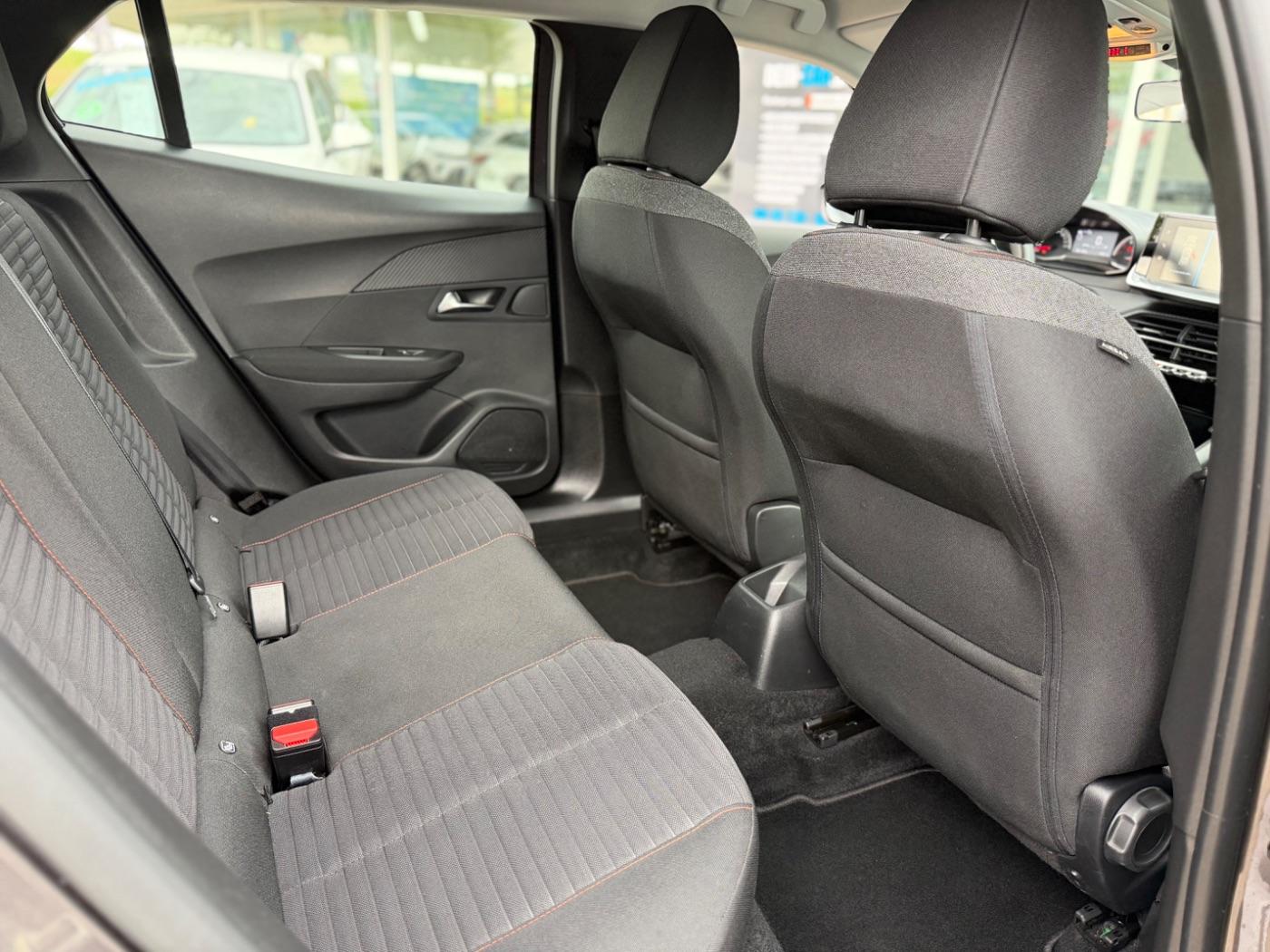 Peugeot 2008 Active Matrix AHK PDC SHZ SpurH