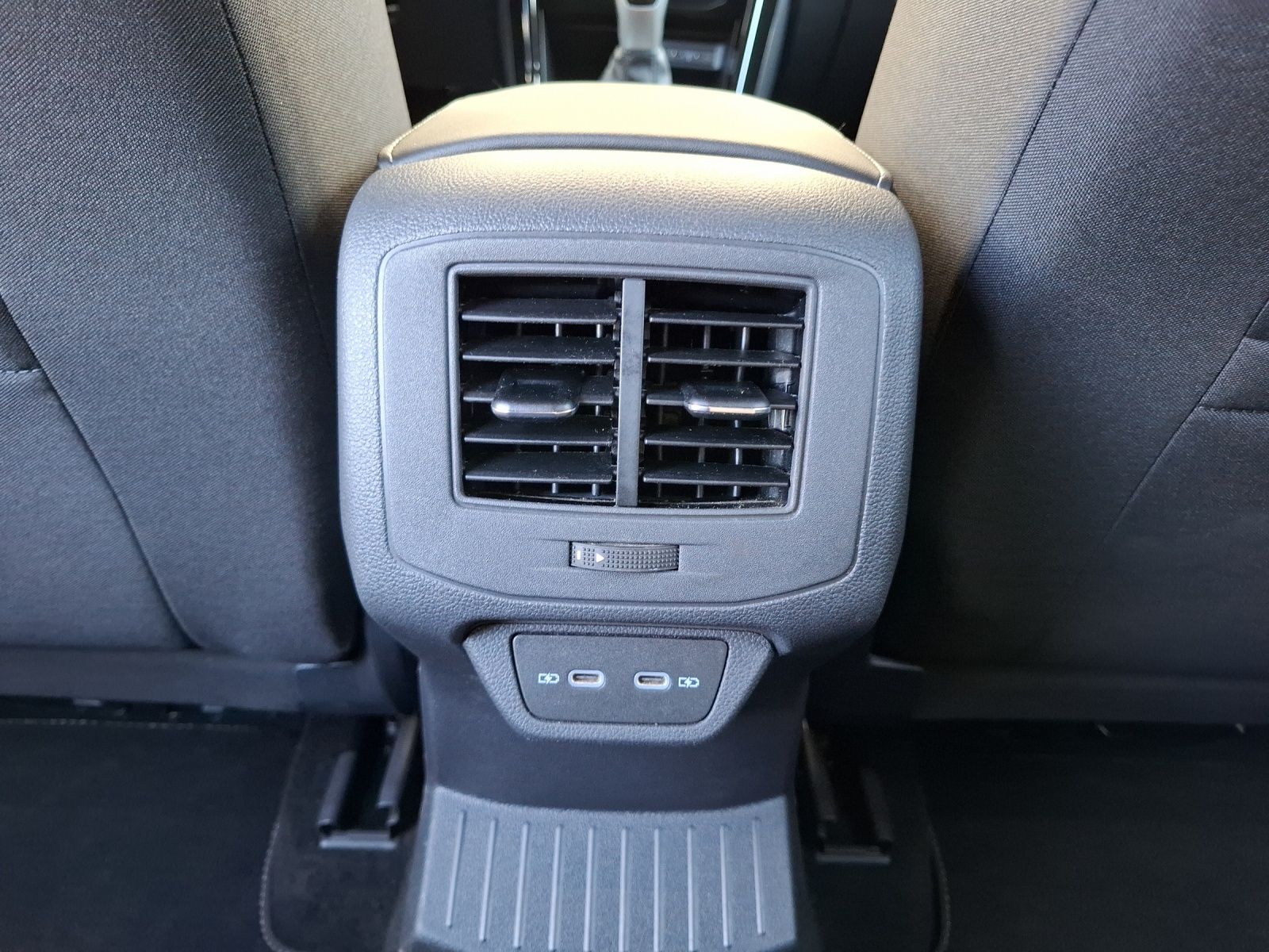 Fahrzeugabbildung Volkswagen T-Roc TSI R-Line Matrix Navi AID Park-Assist SH