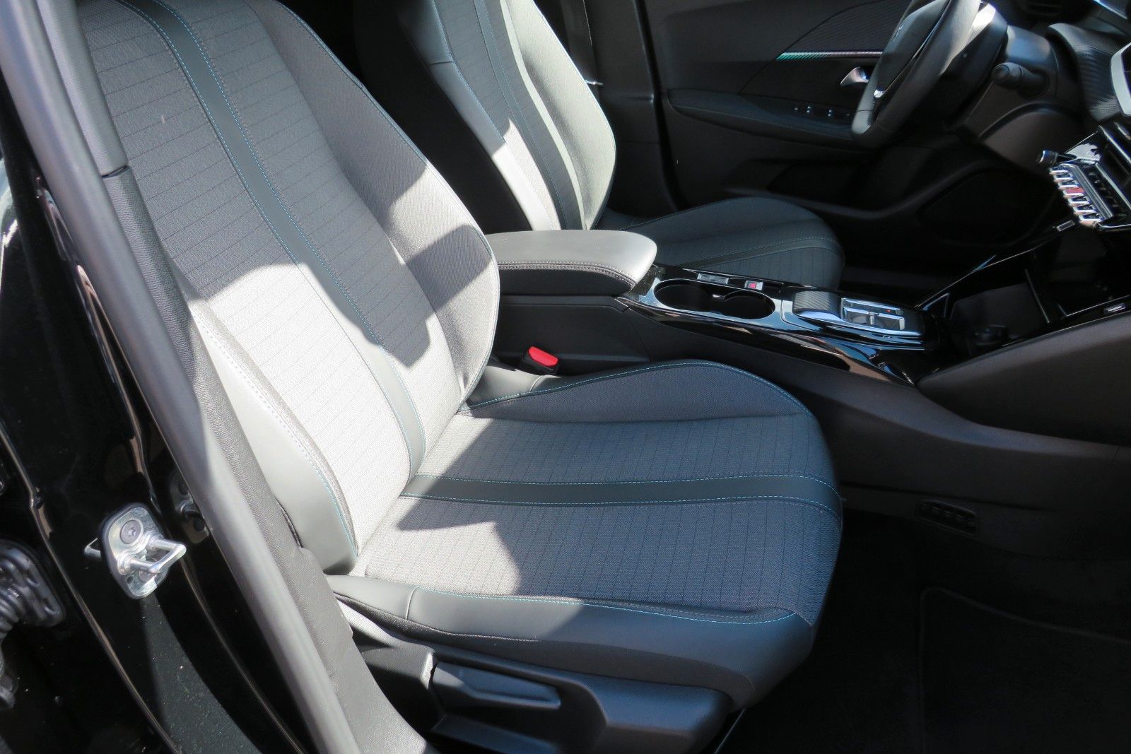 Fahrzeugabbildung Peugeot 2008 e- Allure Pack NAVI KAMERA ACC PDC SITZH 1H
