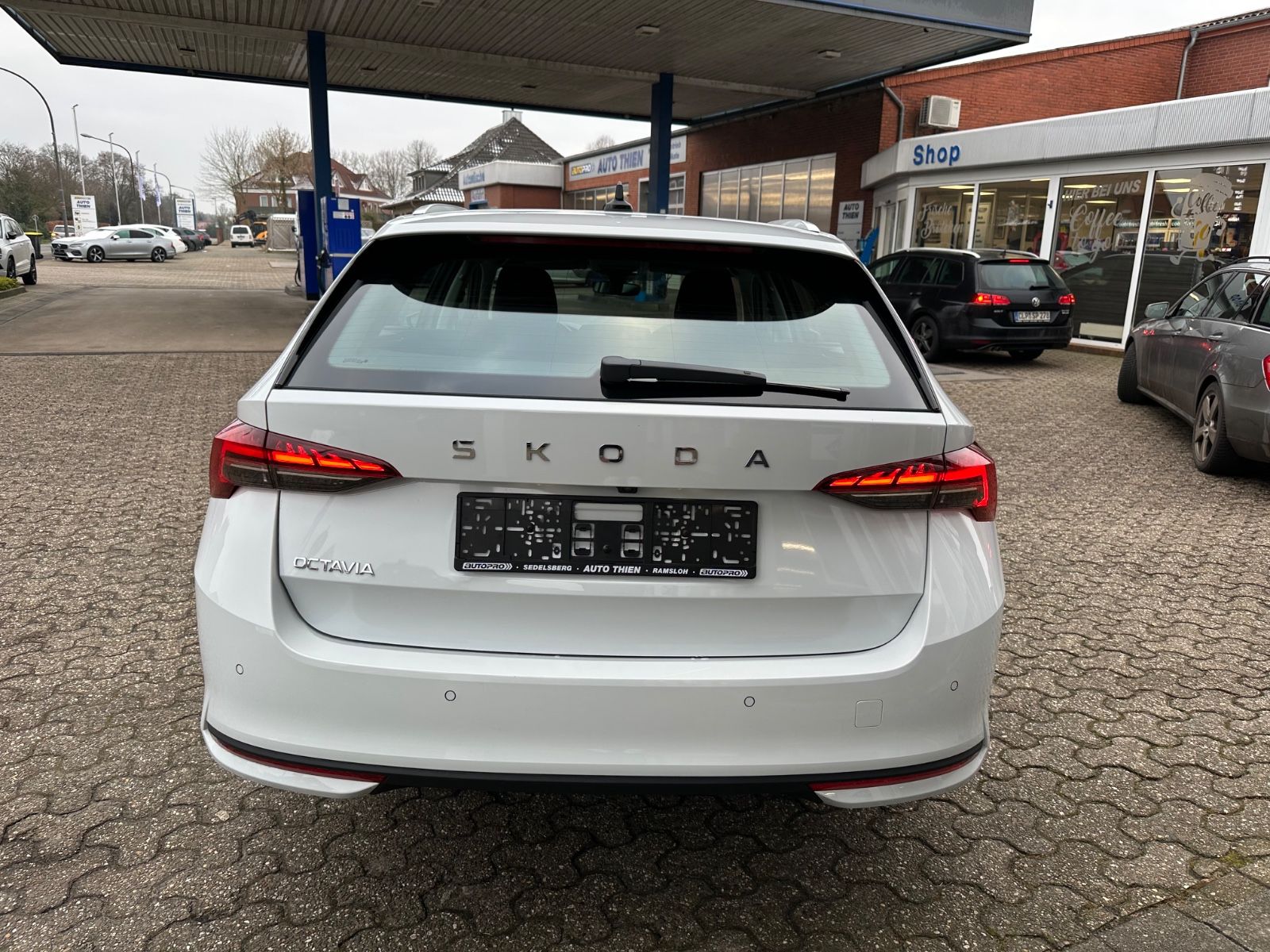 Fahrzeugabbildung SKODA Octavia Combi 1.5 TSI Selection DSG AHK/ACC/LED