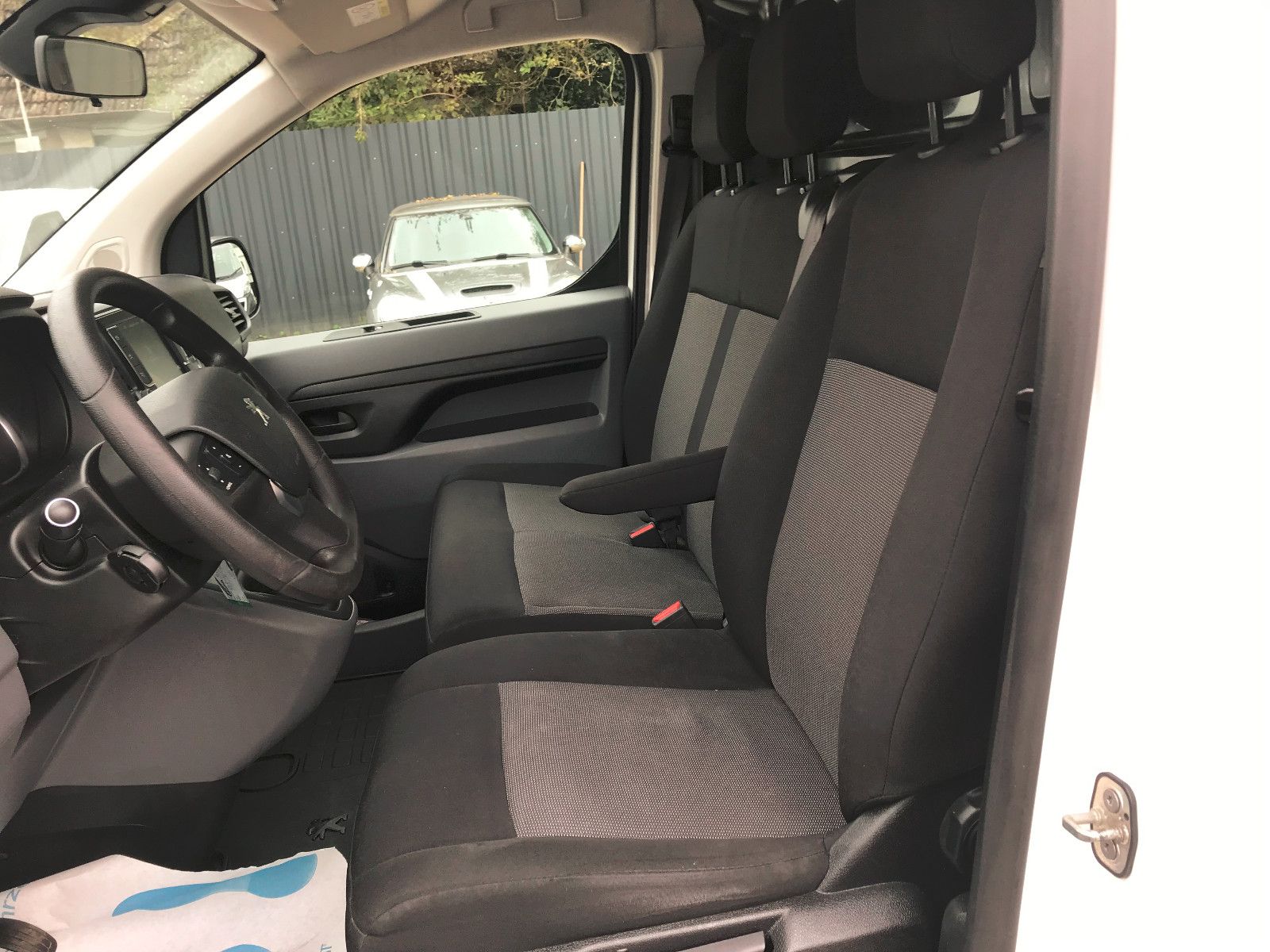 Fahrzeugabbildung Peugeot Expert Kasten Premium L2,Navi,SHZ,PDC,SHg