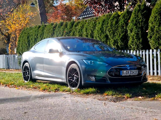 Tesla Model S 85 - free Supercharge