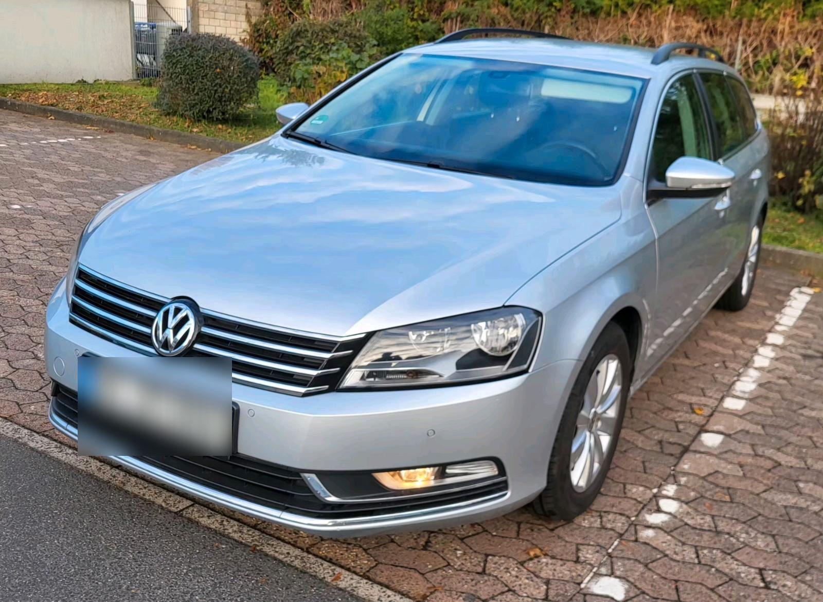 Volkswagen Passat 2011 — interior