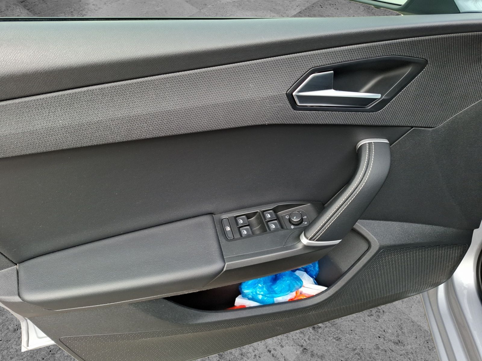 Fahrzeugabbildung SEAT Leon ST TDI Style DSG LED AHK Navi AID GRA PDC S