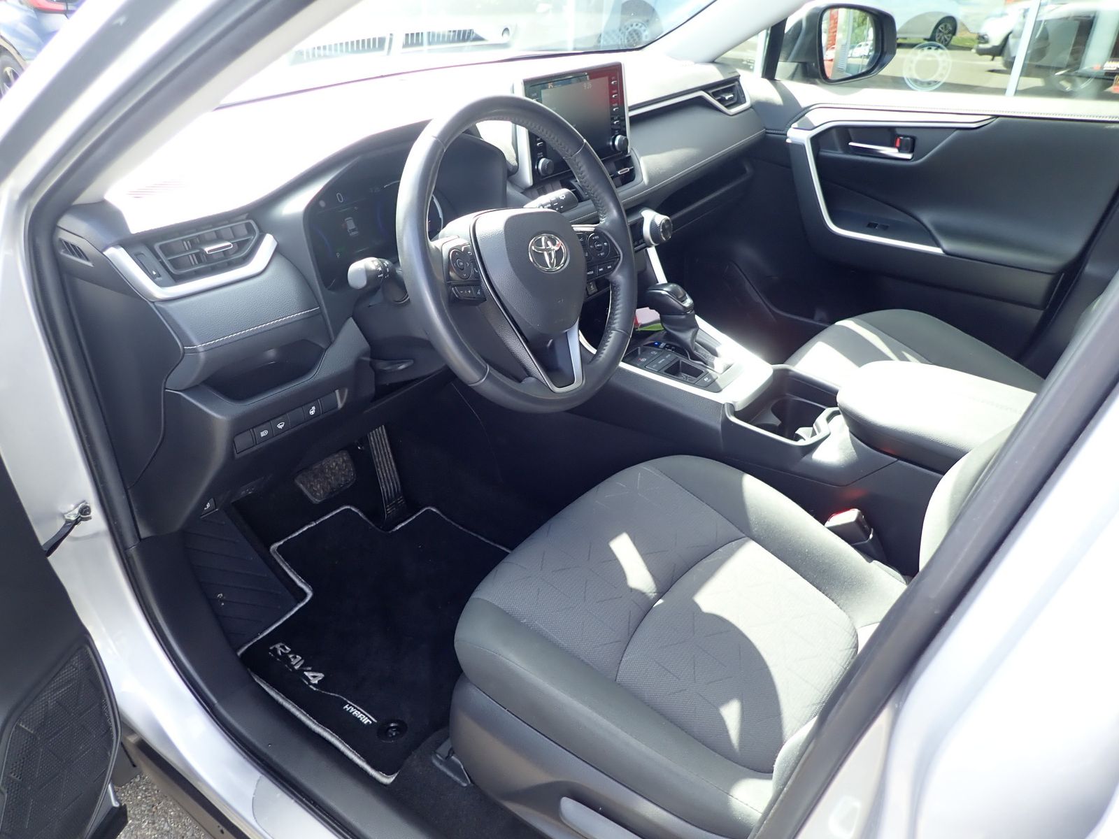 Fahrzeugabbildung Toyota RAV 4 Hybrid 4x2 Team Deutschland/AHK/KAMERA