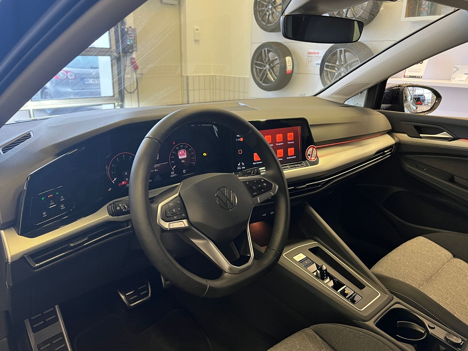 Fahrzeugabbildung Volkswagen Golf VIII MOVE 1.5 eTSI DSG *AHK, LED, App-Connn