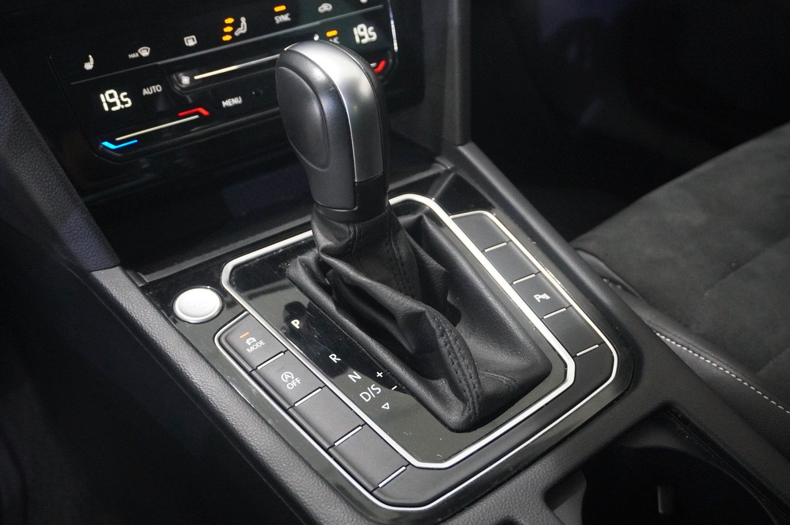 Fahrzeugabbildung Volkswagen Passat Vari. 2.0D R-LINE 4M NAVI/LED/KAMERA/AHK