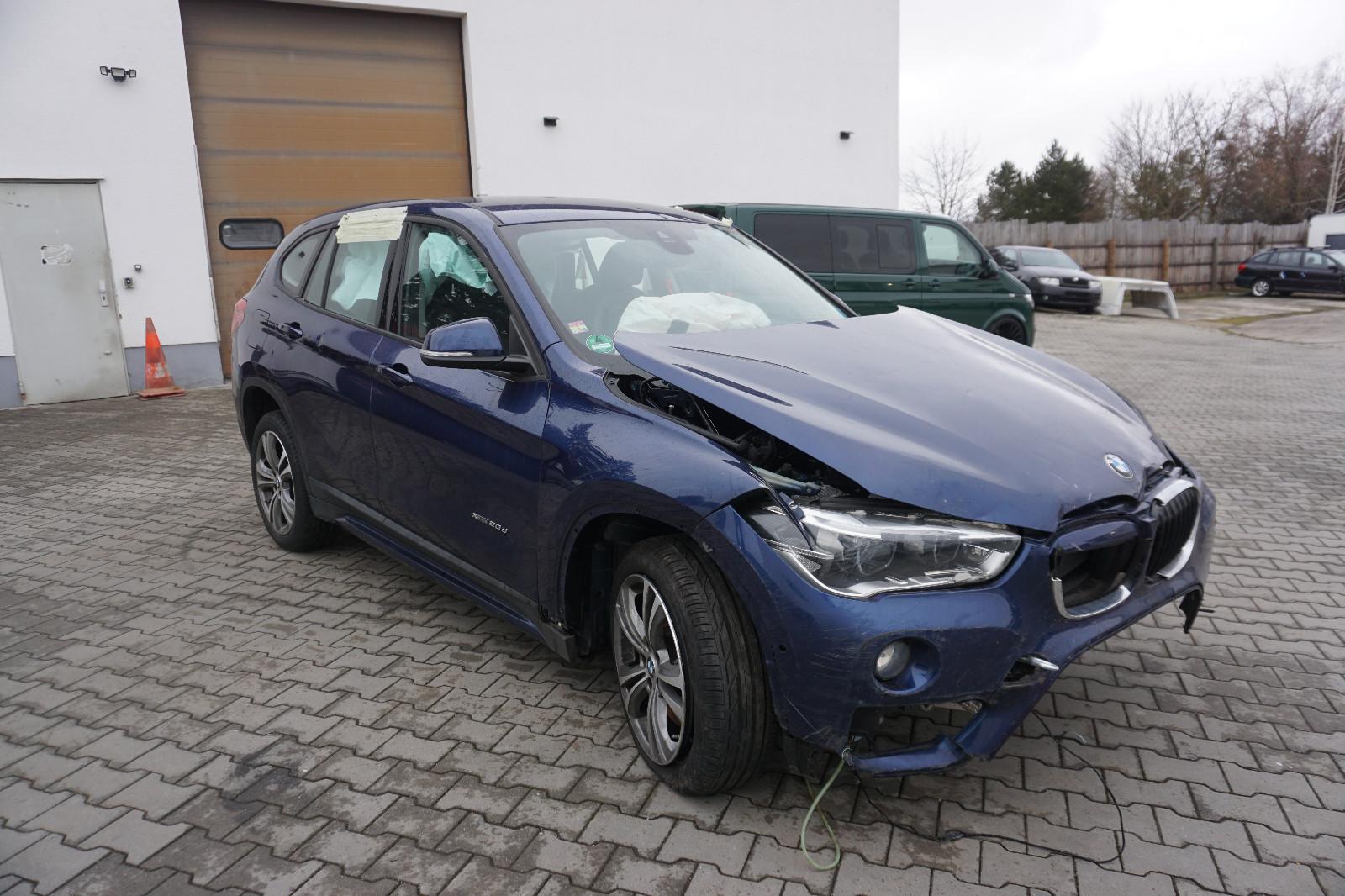 BMW X1 xDrive 20 d Sport Line Motor läuft