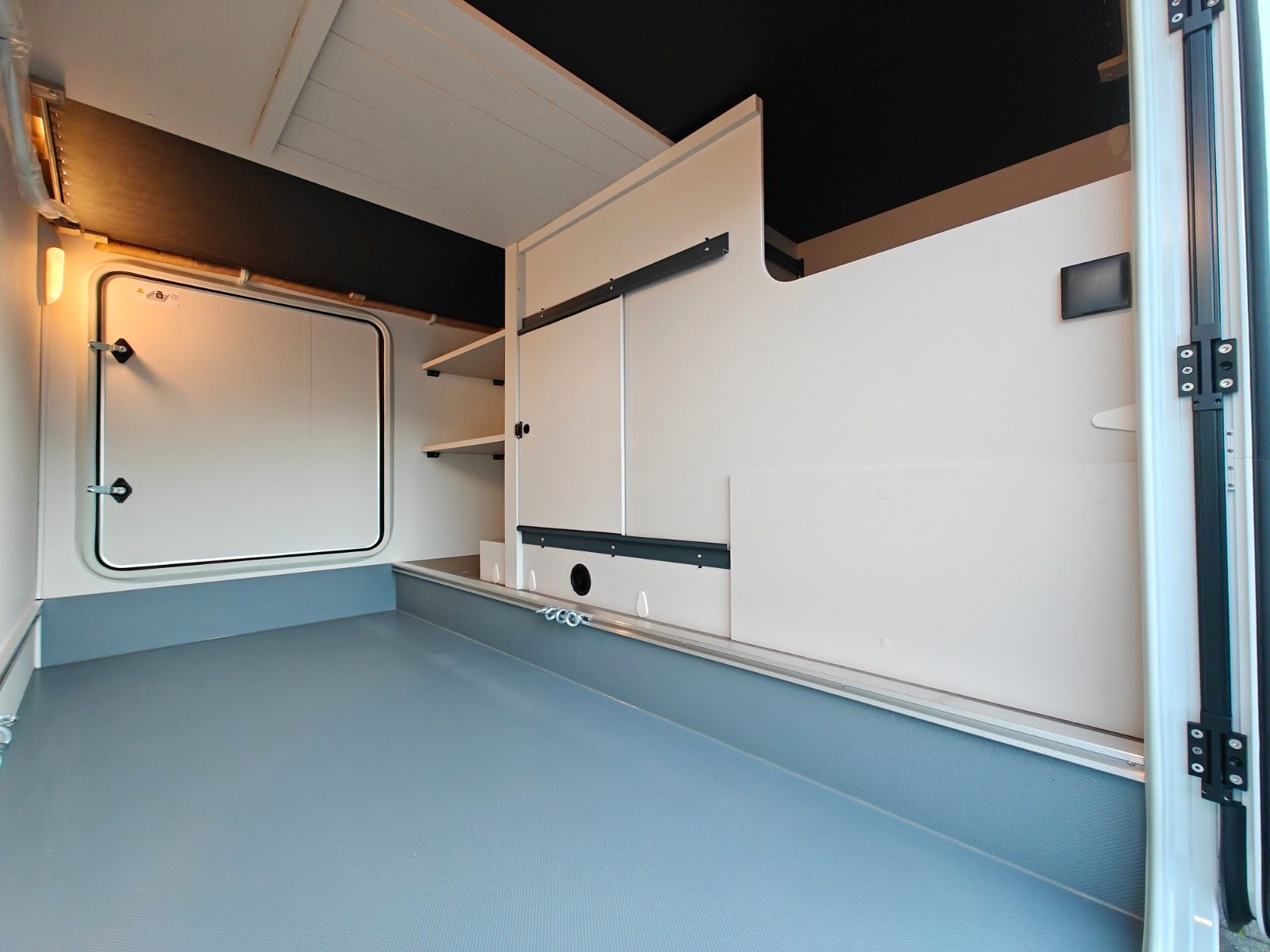 Fahrzeugabbildung LMC Tracer V 670 - Tracer Van Paket, 140PS, MJ2026 -