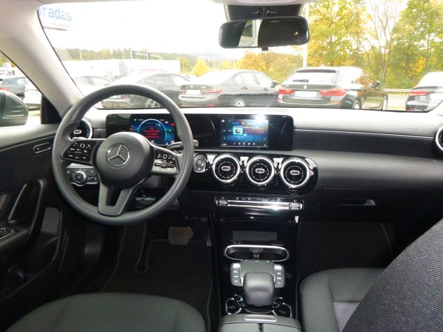 Fahrzeugabbildung Mercedes-Benz CLA 200 d Shooting Brake >AUT/NAVI/SHZ/PDC<