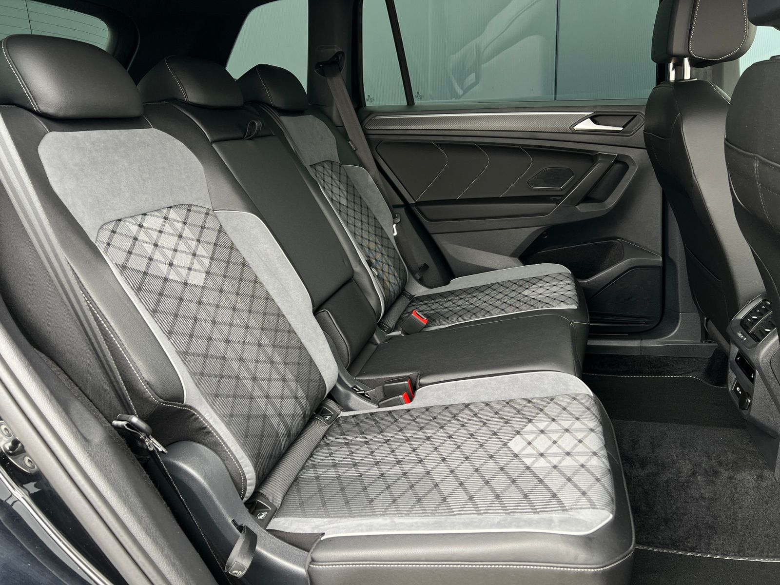 Fahrzeugabbildung Volkswagen Tiguan Allspace R-Line 2.0 TDI DSG 4MOTION *AHK,