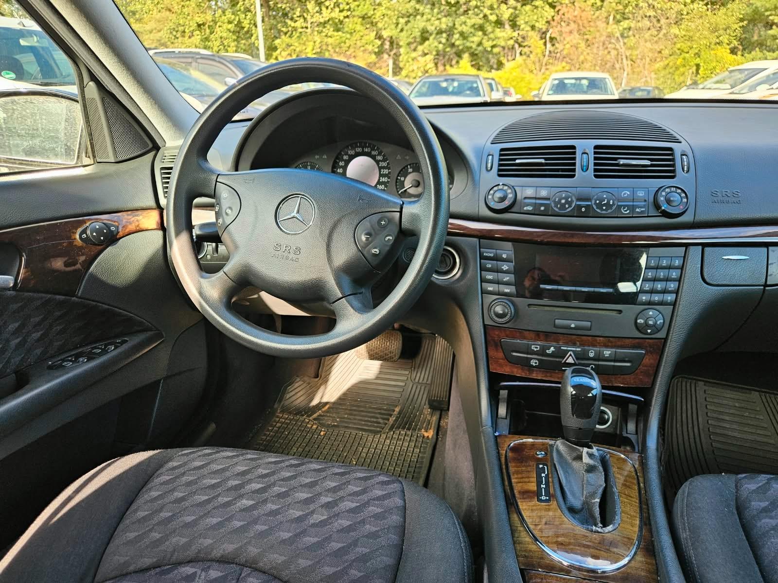 Mercedes-Benz E220 2004 — photo 24